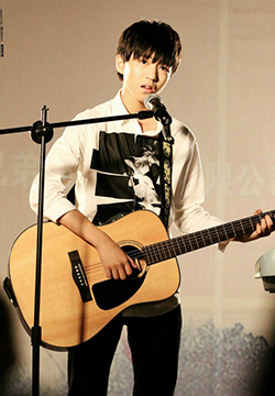 阳光小男孩王俊凯的吉他图片