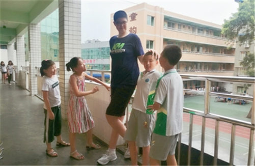 成都男孩11岁身高2.06米 可能是全世界身高最高的小学生！