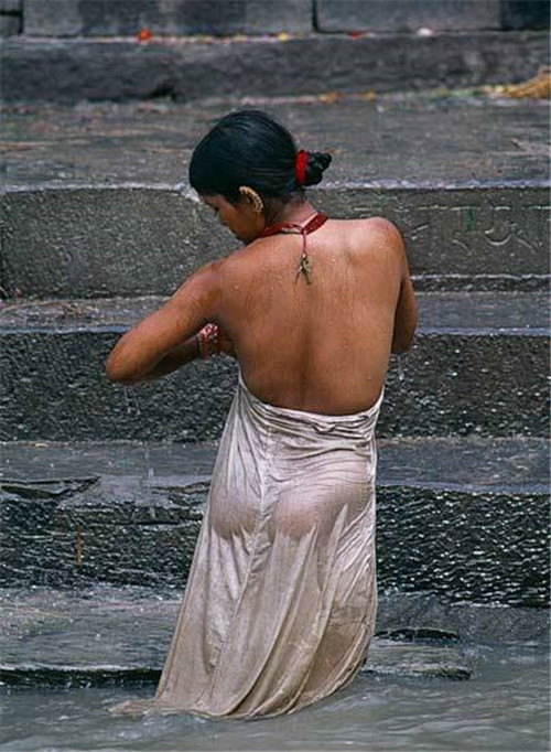 尼泊尔女人露天洗澡引围观 画面香艳令人血脉喷张！