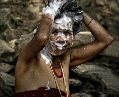 尼泊尔女人露天洗澡引围观 画面香艳令人血脉喷张！