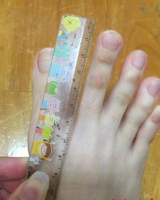 女大学生脚趾修长如手指 可以轻松用脚趾写字