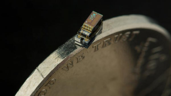 传说中的世界上最小的计算机 比指甲盖还小