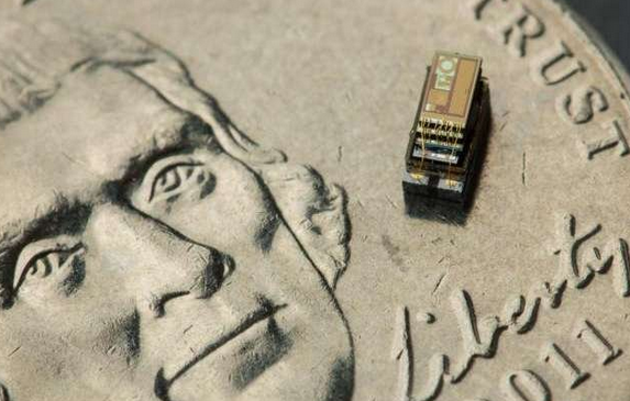 传说中的世界上最小的计算机 比指甲盖还小