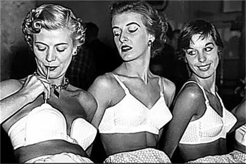 上世纪50年代女人用你想象不到的隆胸方式获得任何尺寸
