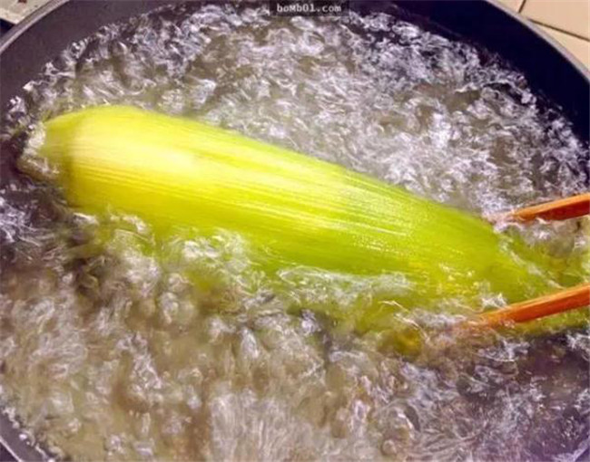 以前煮玉米的方法都错了，又香又甜的水煮玉米是这样做的