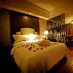 星级酒店夜床浪漫创意图片