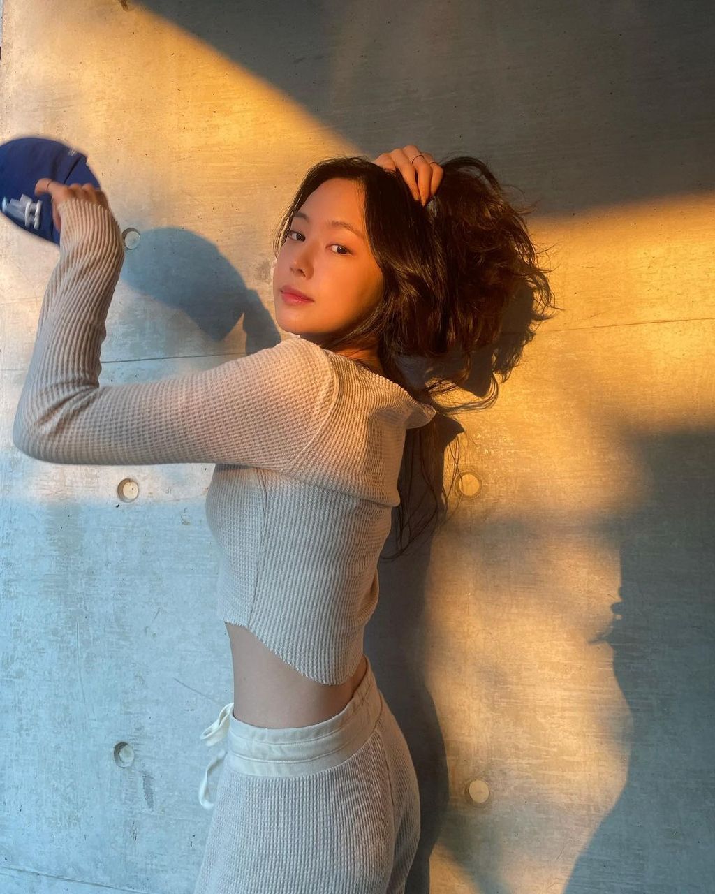 韩国美女明星孙娜恩享受夕阳微照软糯气质户外写真美照