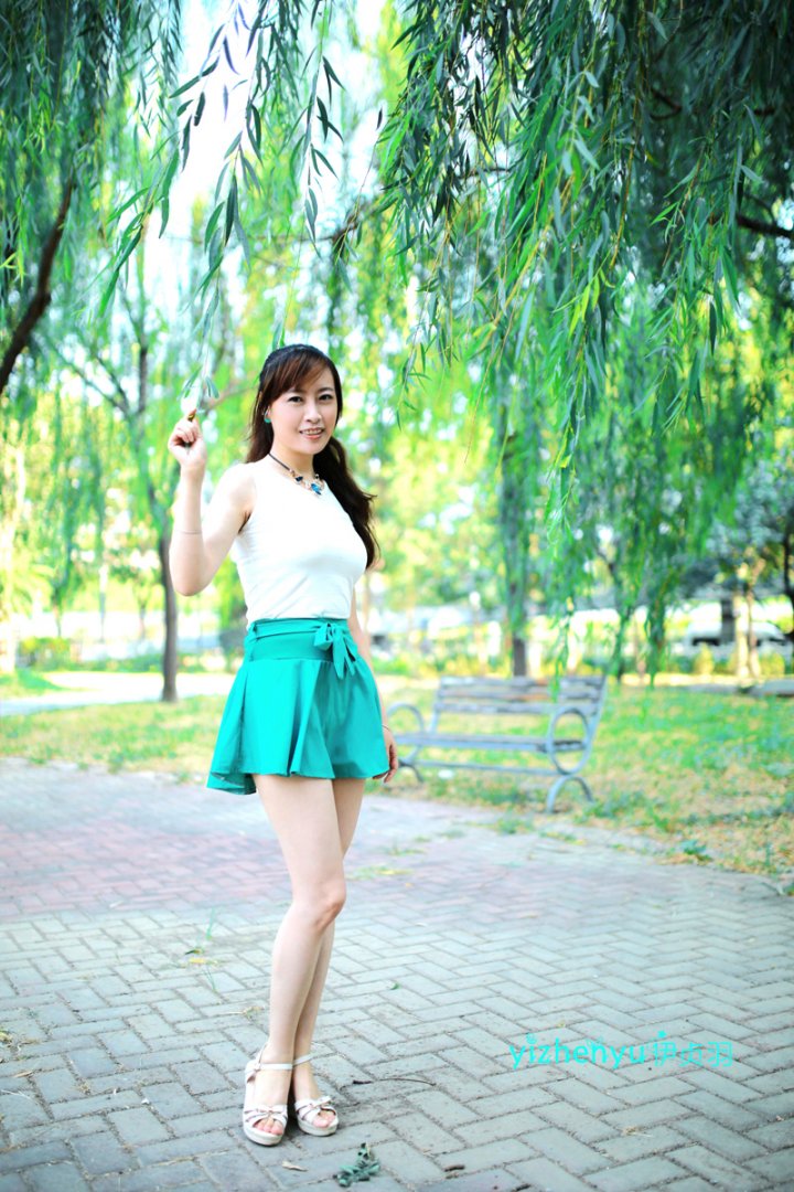 伊贞羽绿色超短裙秀长腿写真