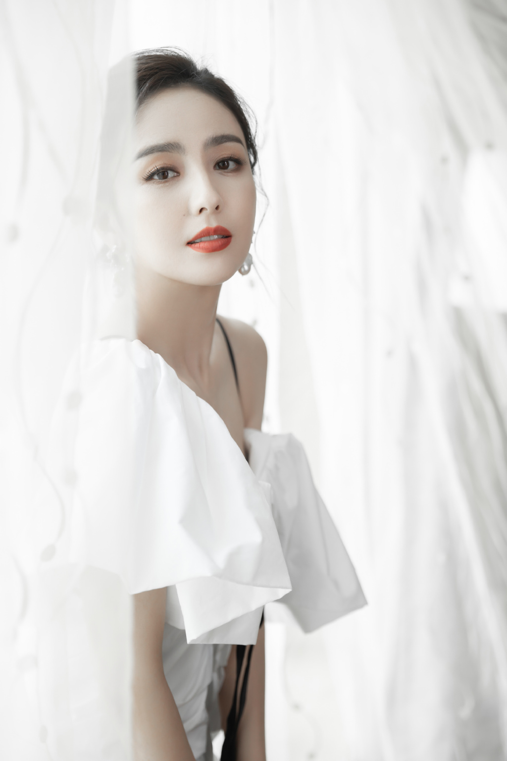 佟丽娅简约时尚纯白蝴蝶结连衣裙穿搭仙气十足写真美照