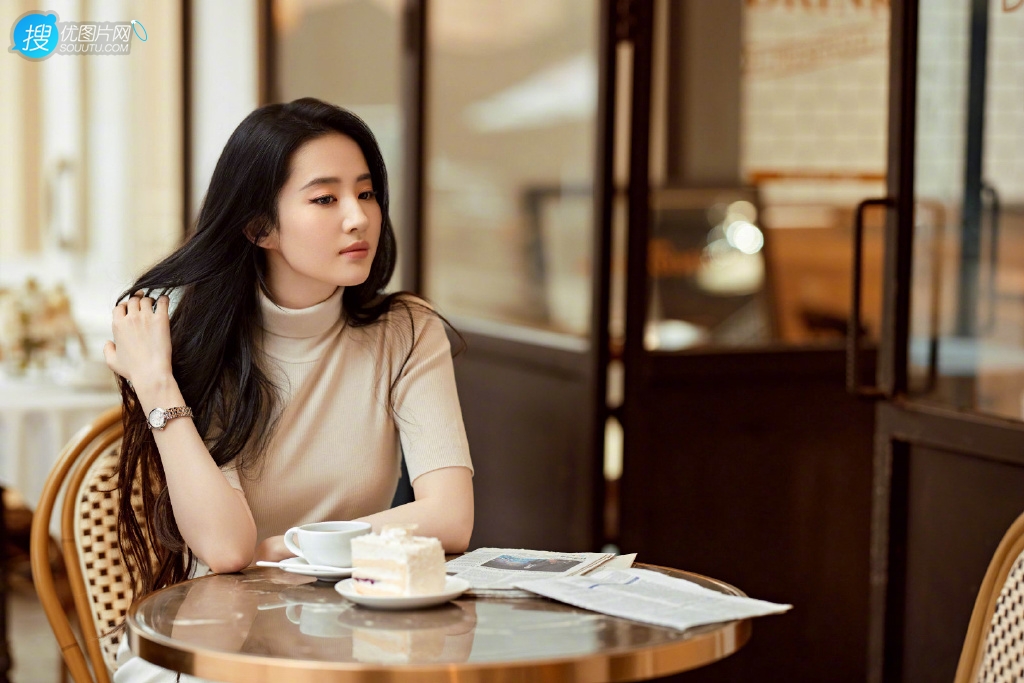 刘亦菲优雅迷人高领无袖衫穿搭街角咖啡店写真美照