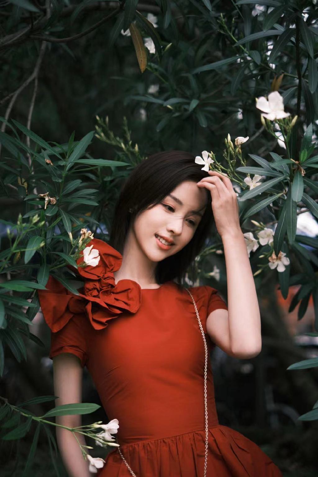 陈都灵气质花边红色连衣裙装扮，园中漫步，悠然赏花户外写真美照