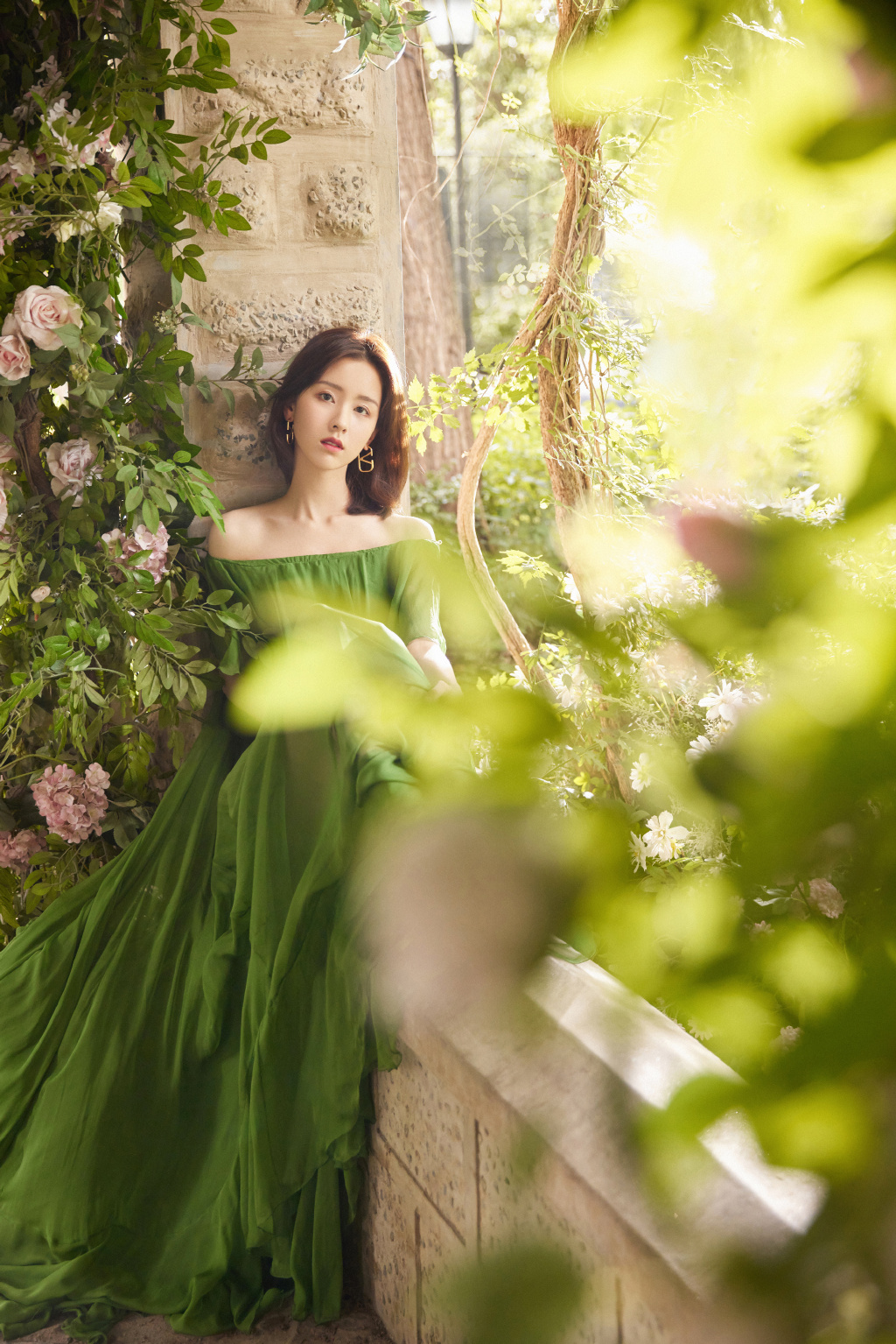 陈都灵绿意盎然露肩长裙着身在如秘境般的花园浪漫写真图片