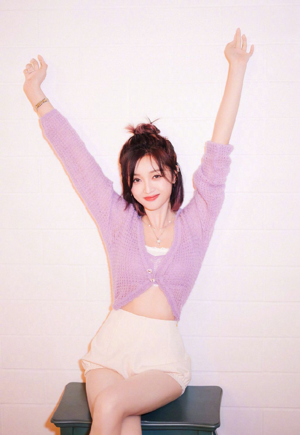 吴宣仪紫色针织开衫搭配白色短裤甜美率真写真图片