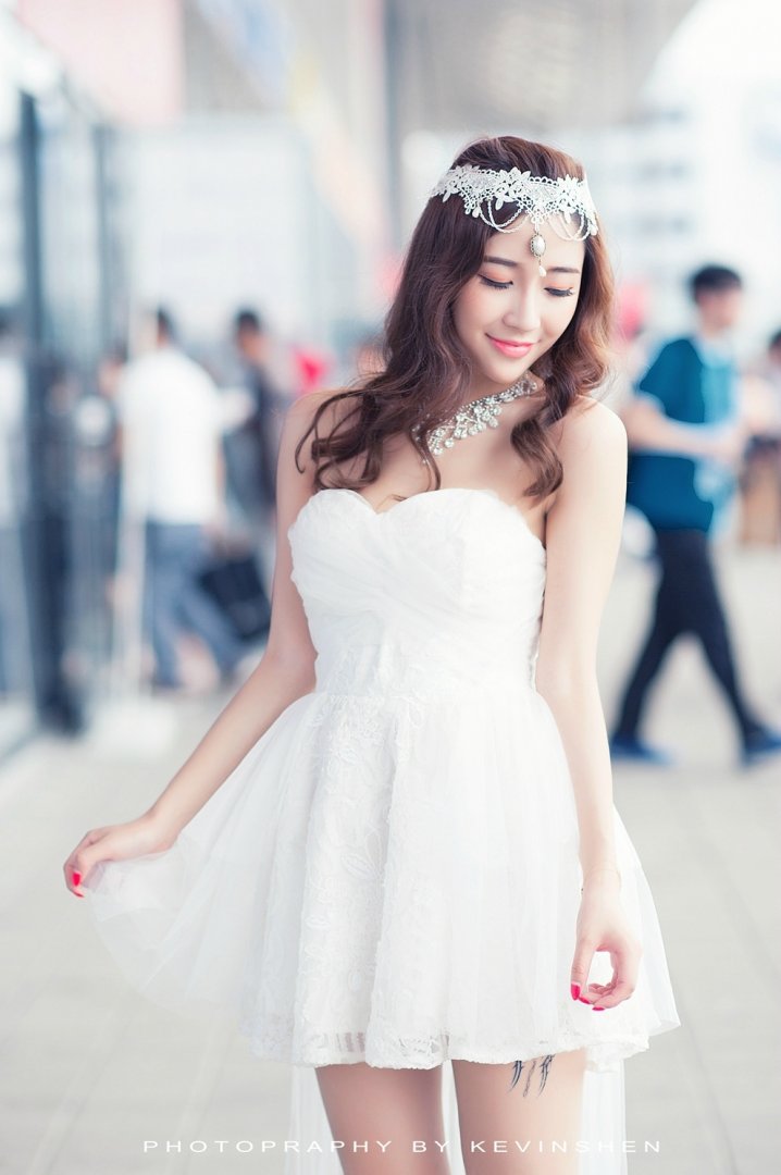 美女公主造型白裙露美腿写真