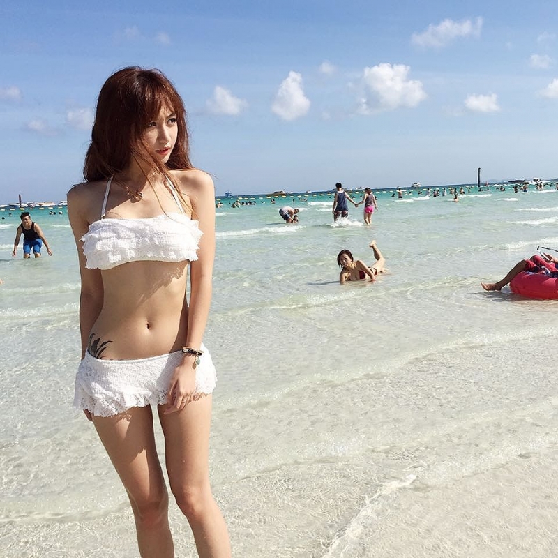 沙滩短裙美女超仙海边性感写真