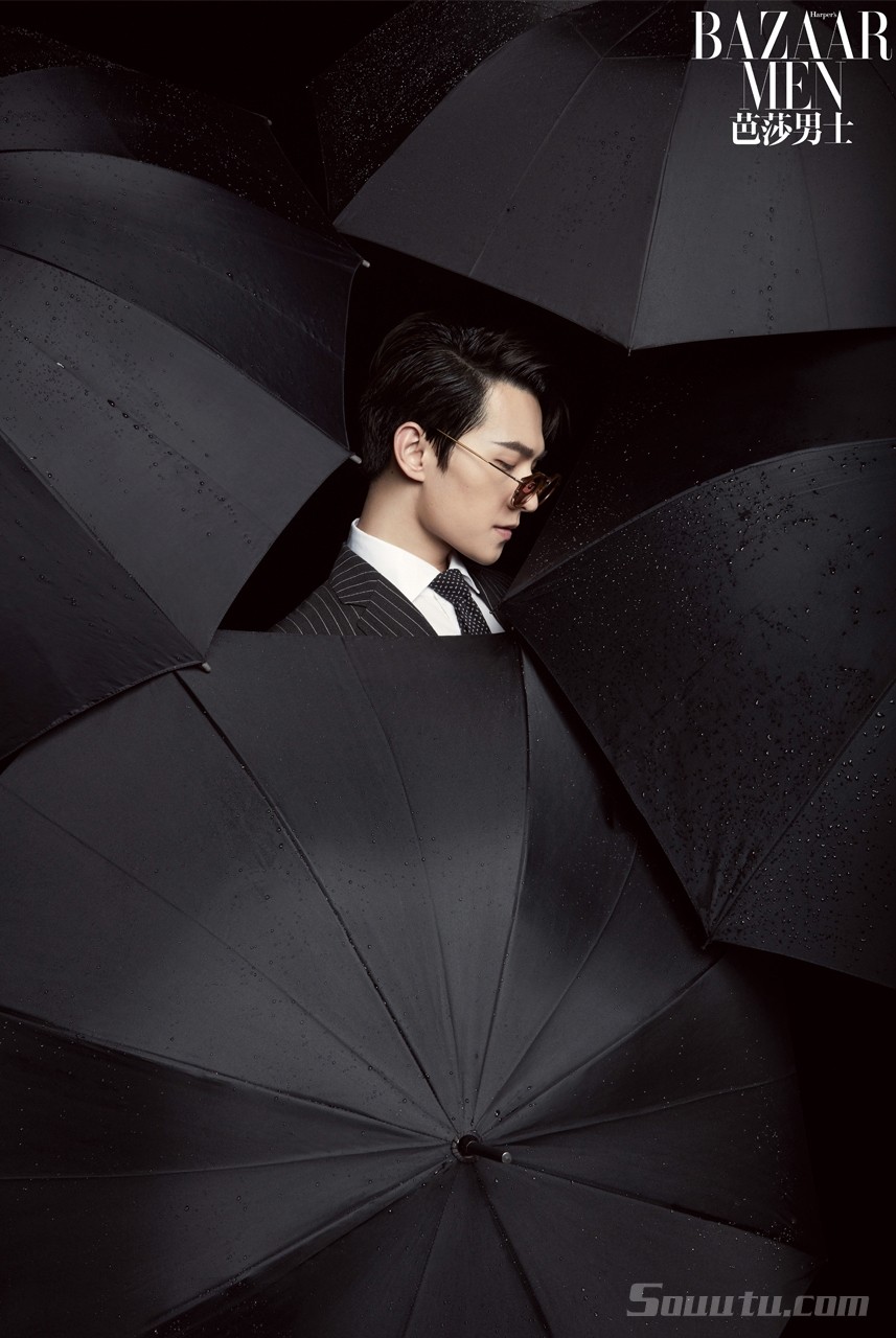 帅哥杨洋封面写真大片，手拿雨伞尽显型男魅力