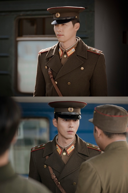 韩国明星玄彬《爱情的迫降》军官造型帅气亮相剧照图片