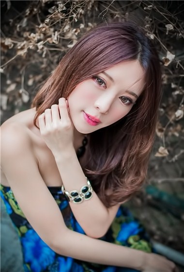 台湾美女模特张齐郡白皙双肩清新养眼户外唯美写真
