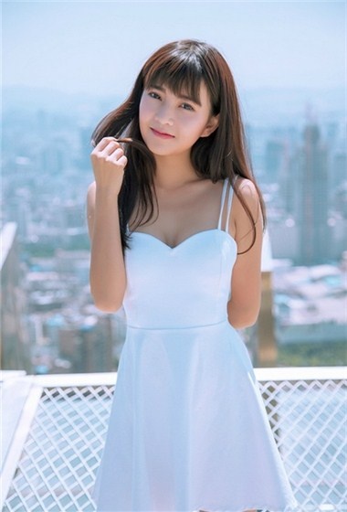 网红美女高台上低胸白色吊带裙迷人写真照