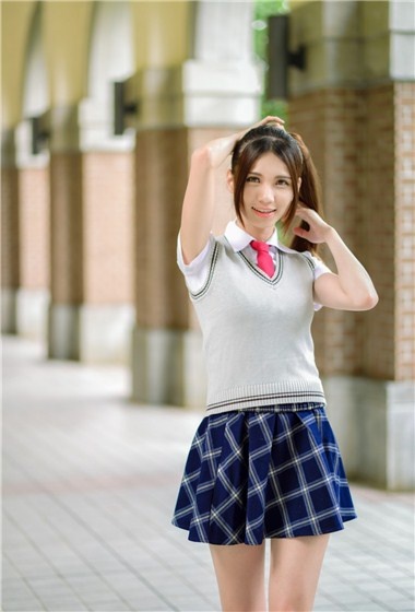 台湾清纯马尾学生妹校服超短迷你裙中袜美腿写真