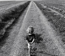 唯美伤感黑白风格马路上的小孩图片