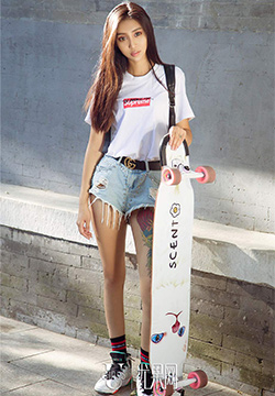 [尤果网] 玩滑板的美女尤菲儿街拍写真图片 第921期