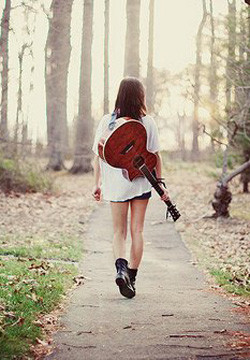 [唯美女生图片]唯美女孩弹吉他写真照片