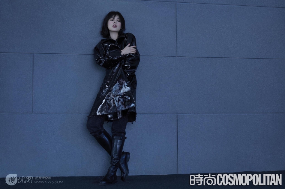 马思纯刘海遮眼化身机车女孩杂志写真，皮衣皮靴造型很酷很日系