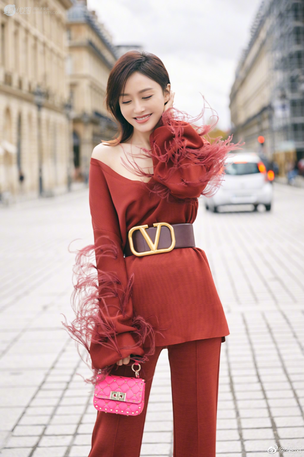 秦岚巴黎时装周之旅，性感V领露肩装街拍写真优雅而迷人