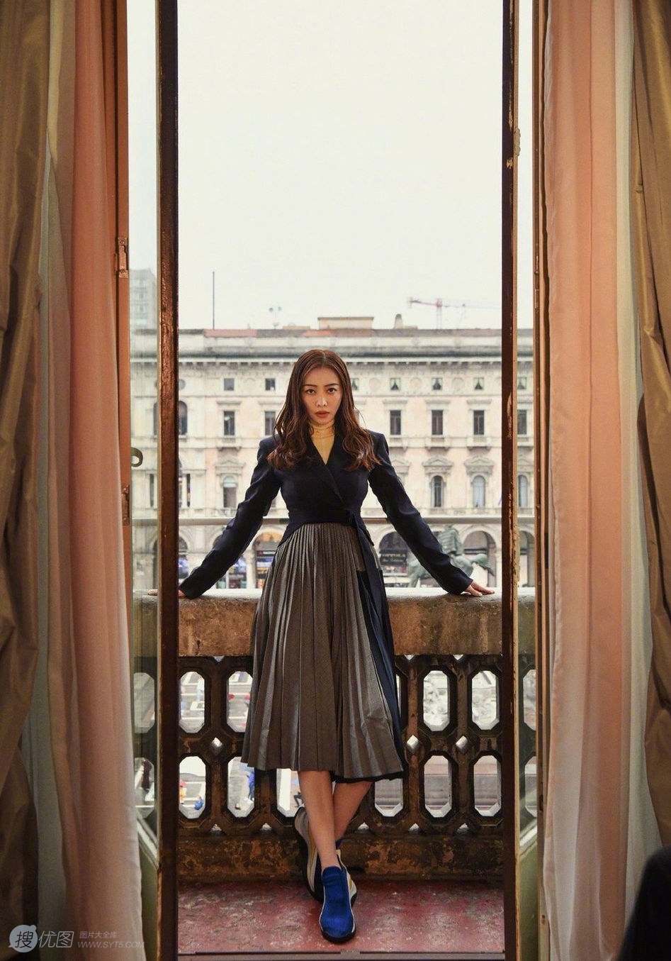 熊黛林意大利米兰旅拍写真，古堡阳台前尽显婀娜身姿