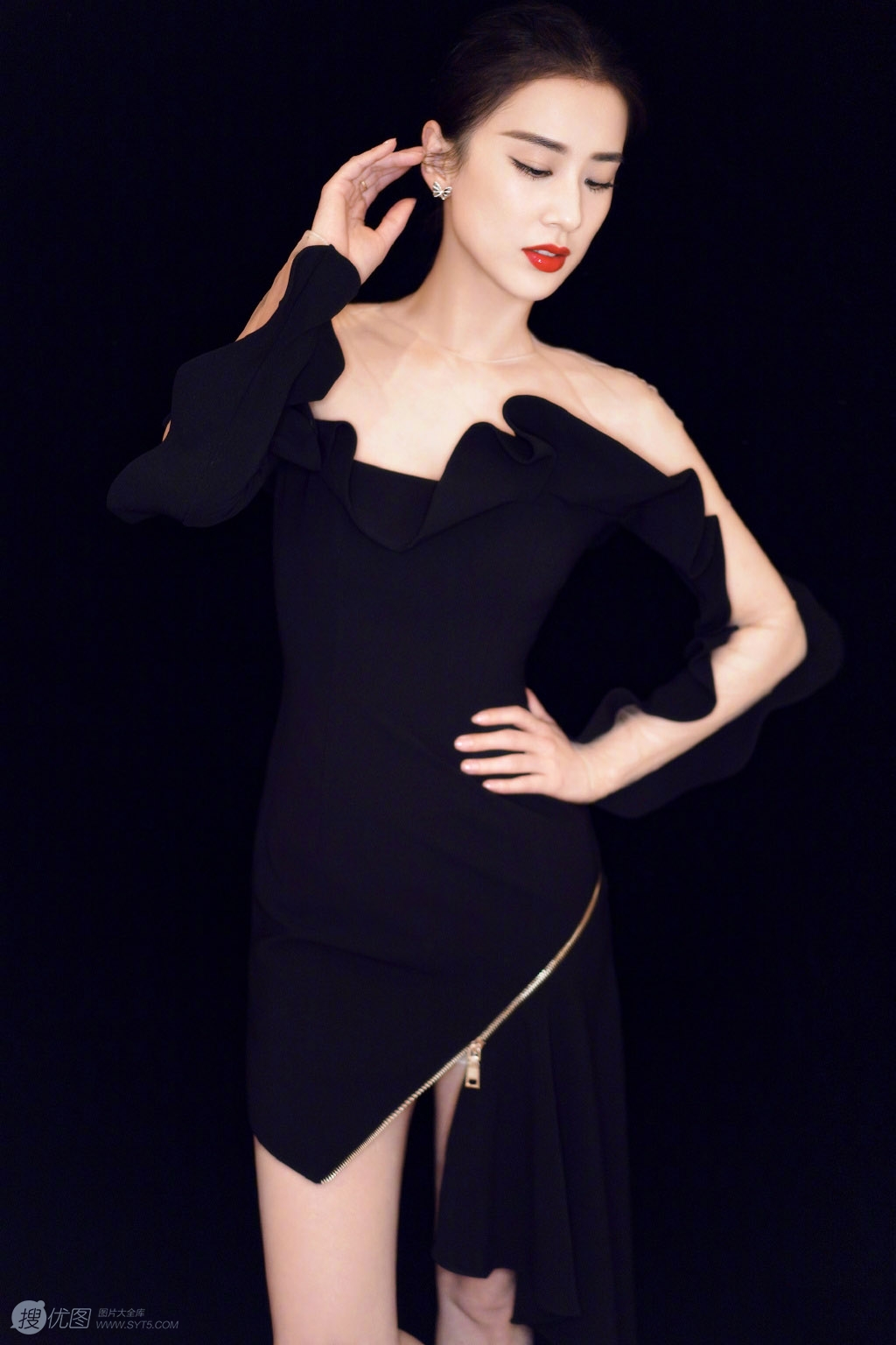 黄圣依性感时尚黑色连衣裙时装写真，一展大方优雅知性美
