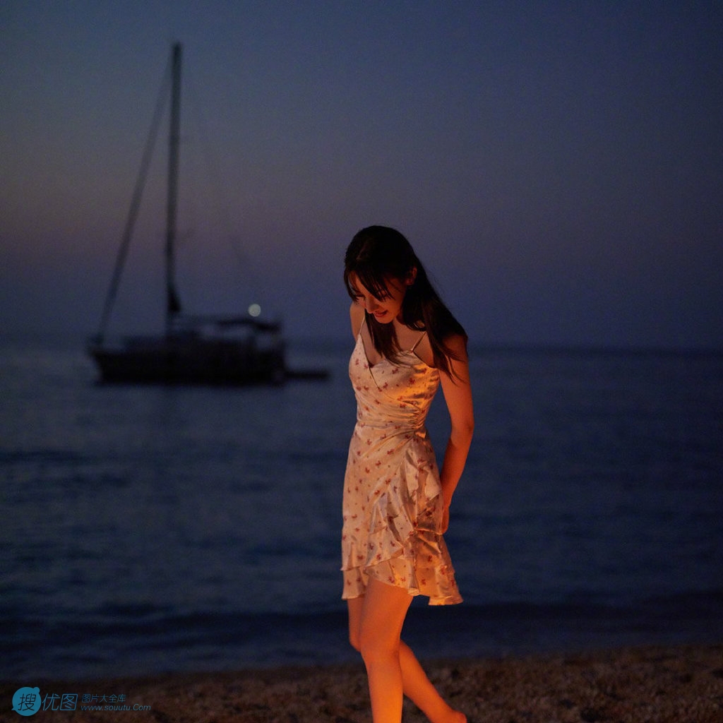 迪丽热巴着吊带裙夜晚海边唯美写真，手拿烟花笑容灿烂