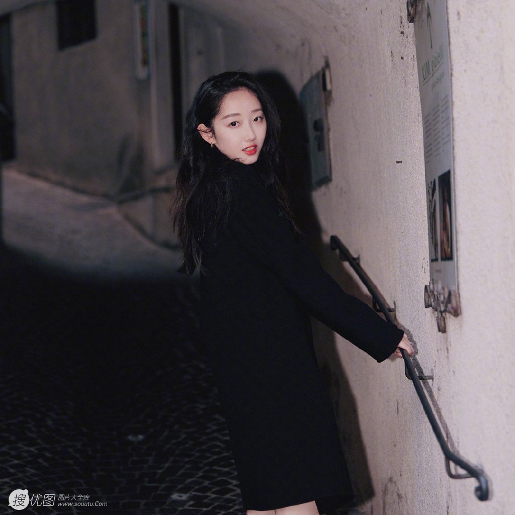 蒋梦婕格子短裙搭配黑色大衣时尚街头美拍写真图片