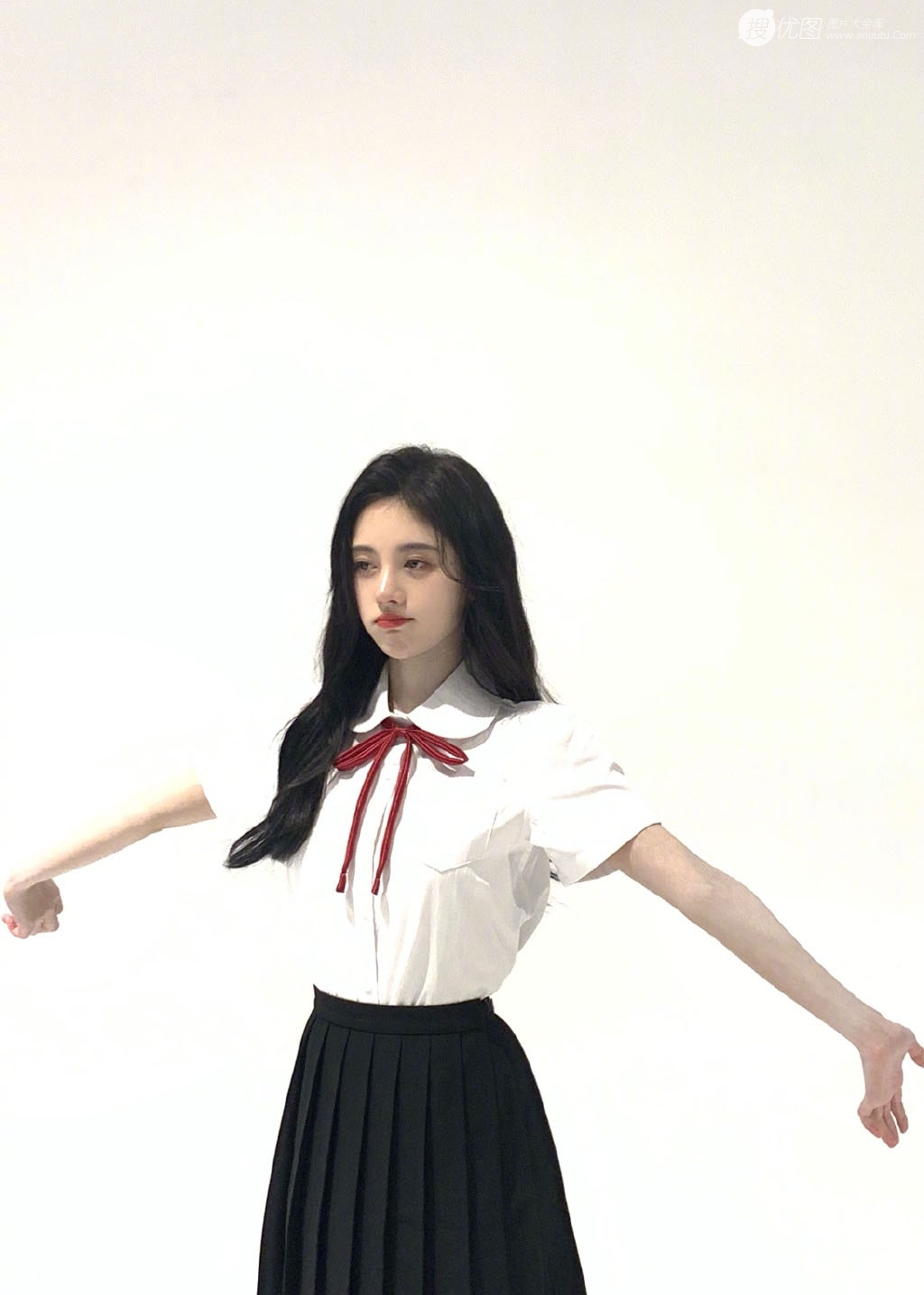 鞠婧祎白衣黑裙制服装写真，甜美造型青春洋溢