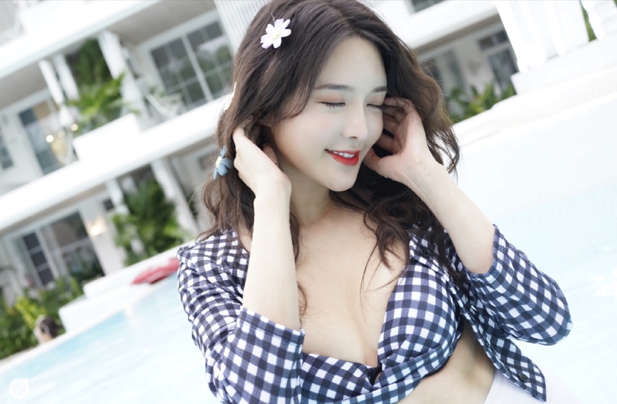 美女明星张璇首次性感出镜，比基尼泳池戏水丰满迷人