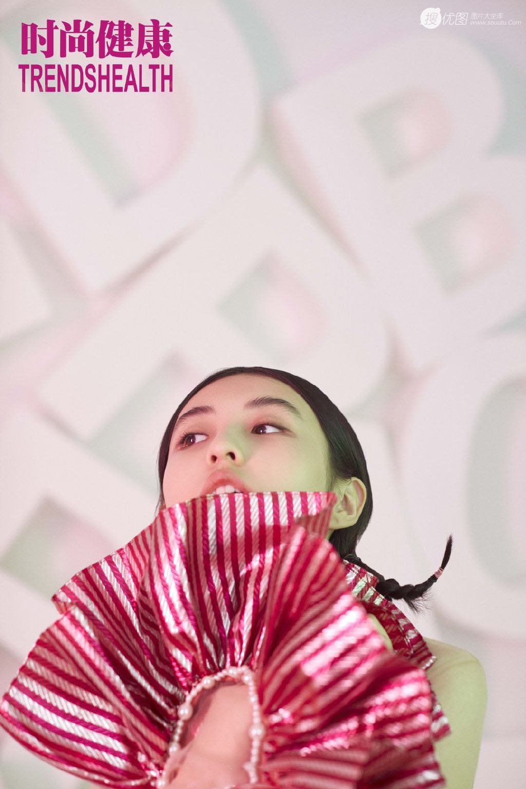 张子枫个性时尚花式条纹系列时装写真封面图片