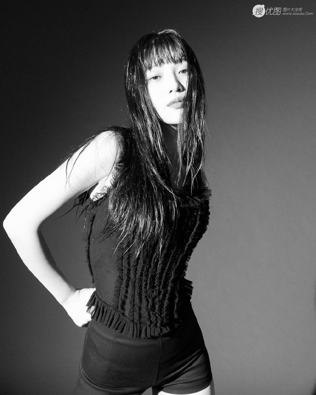 韩国美女明星朴秀荣性感紧身短裤黑白写真图片