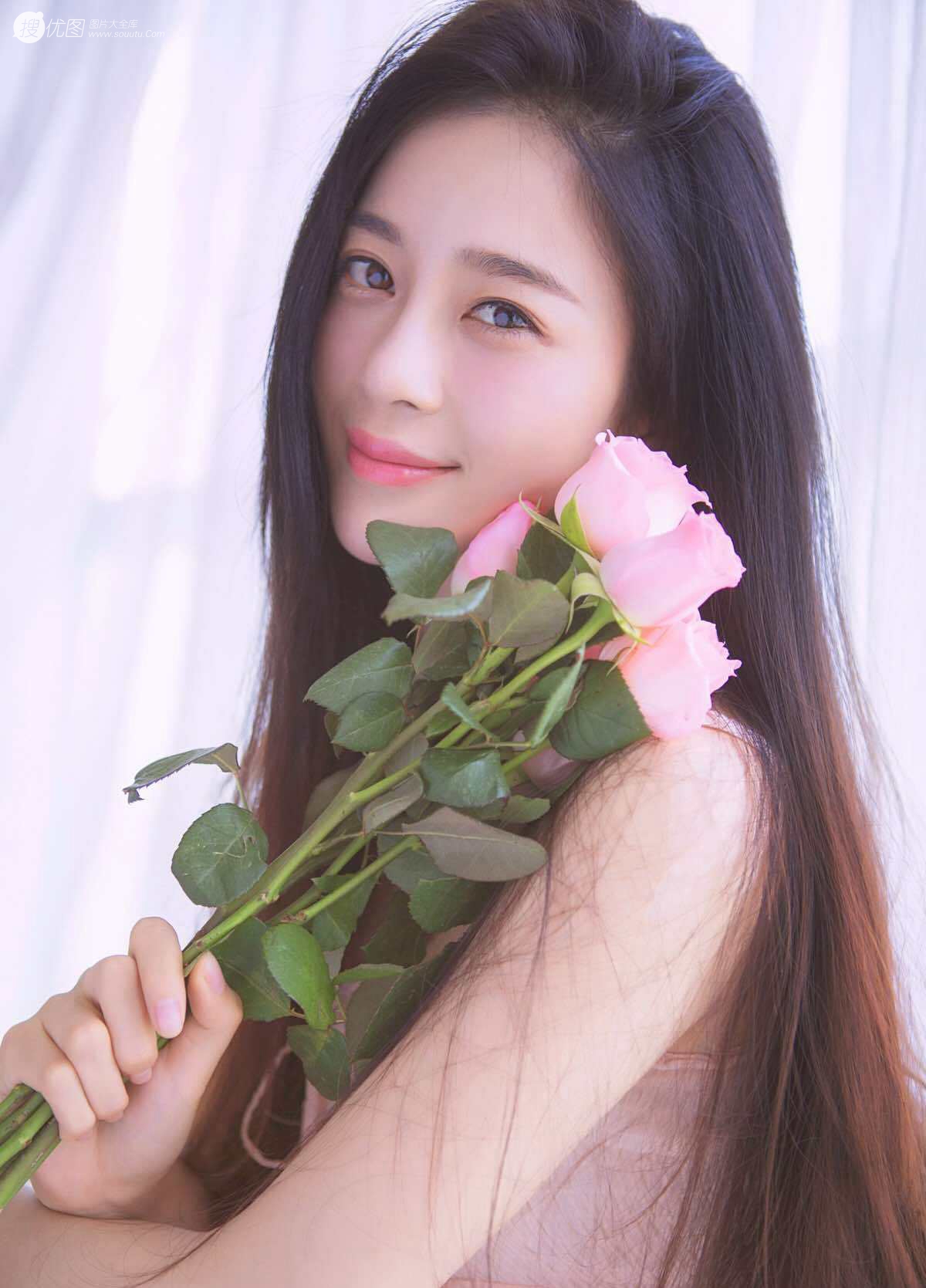 美女明星赵樱子穿粉色吊带内衣与玫瑰私房合照，人如花一样性感