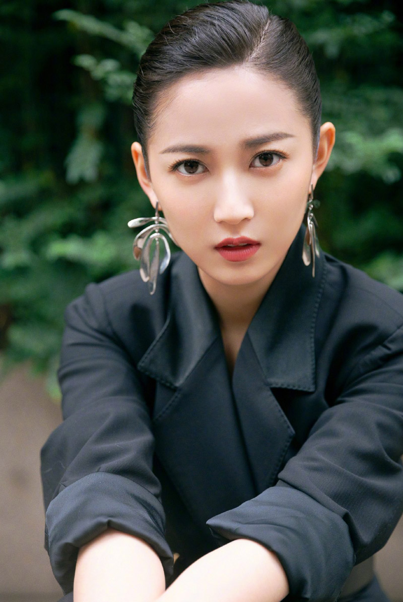 陈钰琪纯黑色塑腰大衣活动写真，耳环抢眼妆容精致