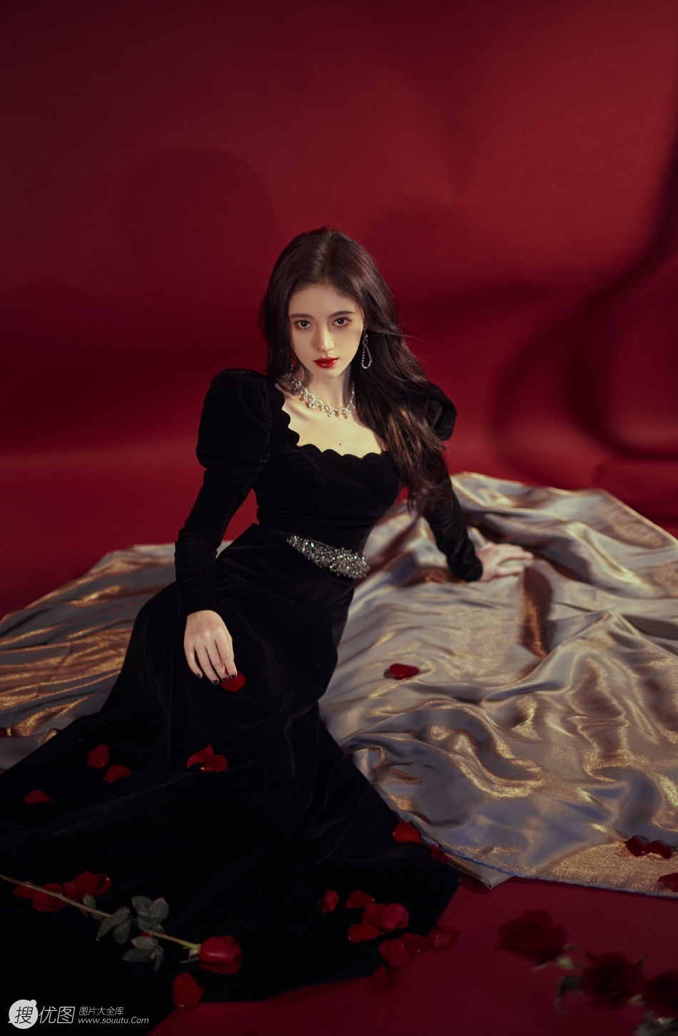 红色背景，玫瑰花，鞠婧祎黑色复古连衣裙迷人写真图片