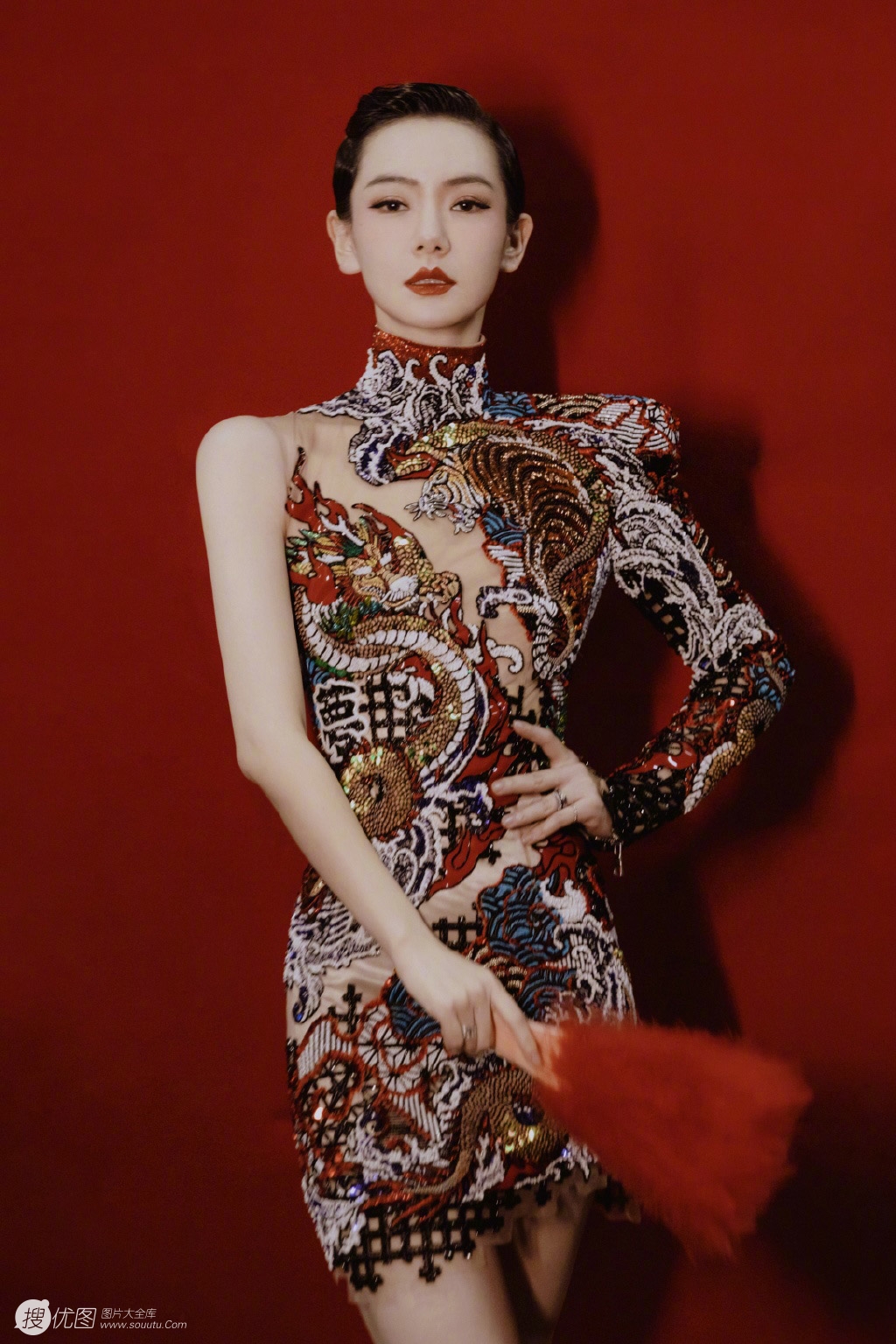 戚薇古典造型化身妖娆歌女，身穿旗袍，手拿红扇性感迷人