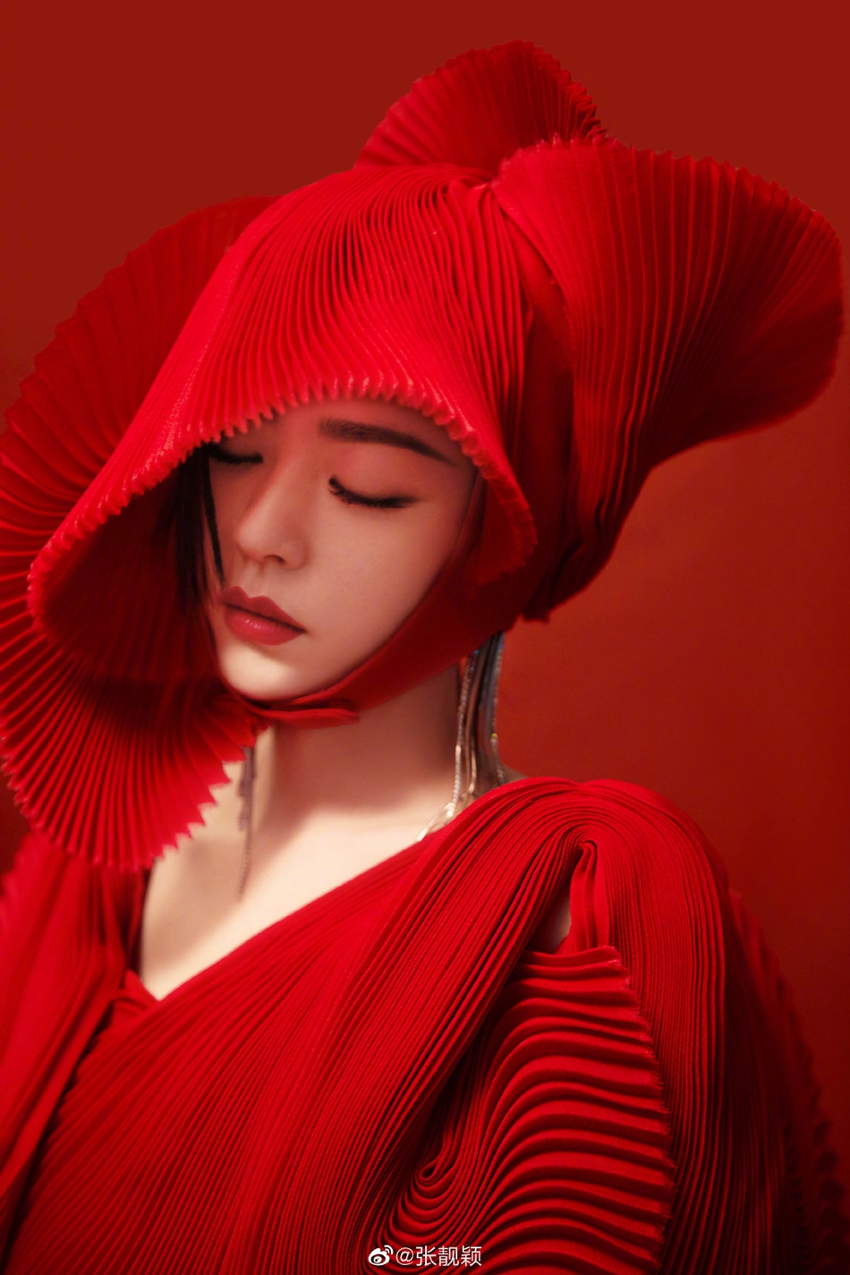 张靓颖魅力中国红性感造型惊艳出镜，全红造型色彩喜庆