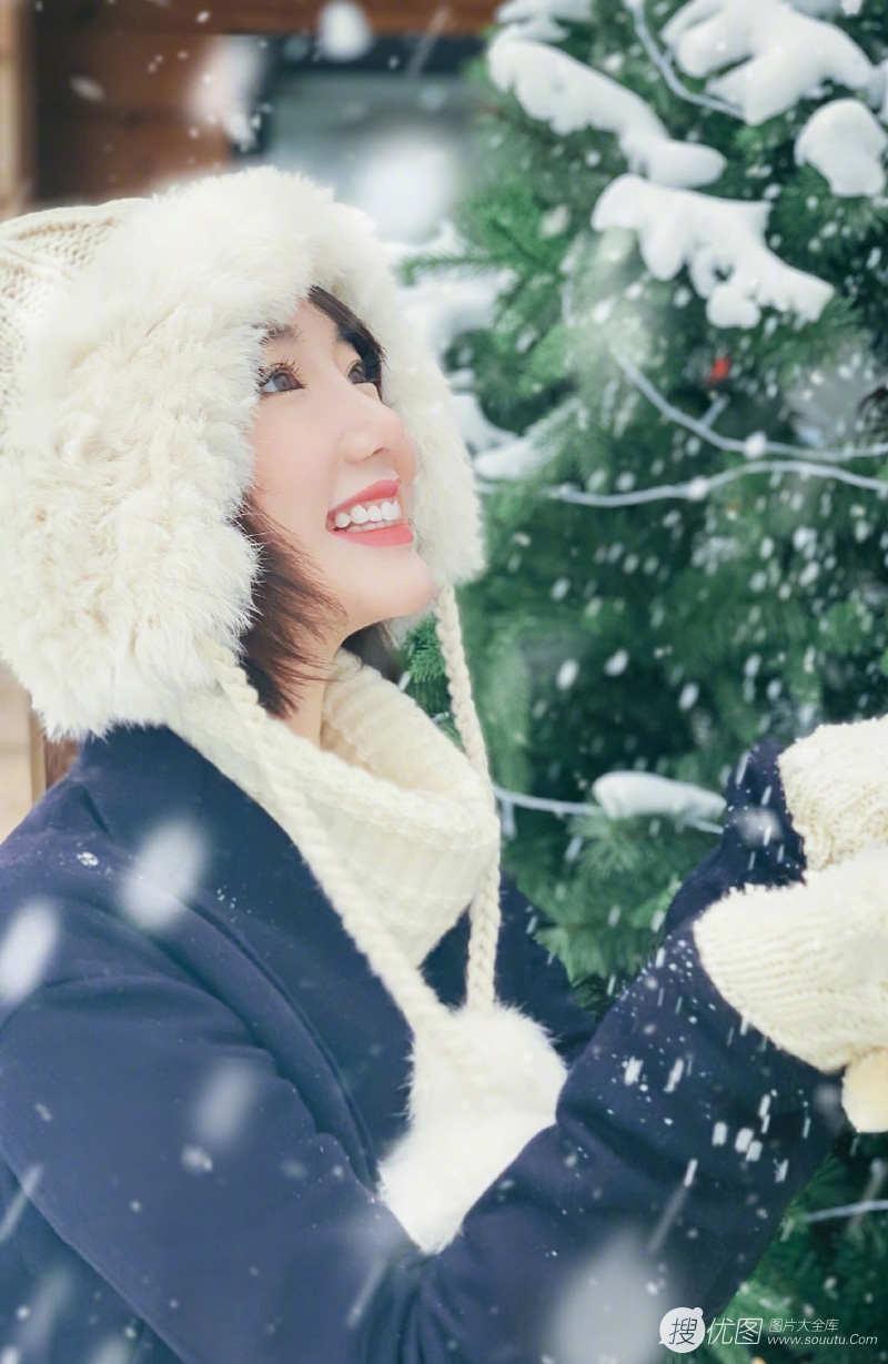 毛晓彤白帽毛衣在雪中唯美高清写真，享受雪中的乐趣