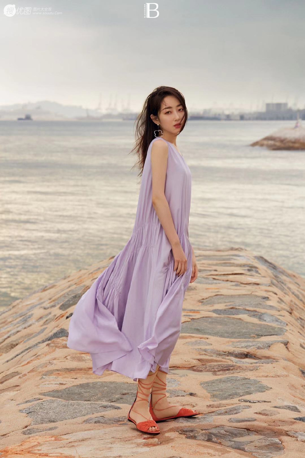 蒋梦婕《顺光而行》主题新加坡旅拍写真，紫衣长裙清新优雅而迷人