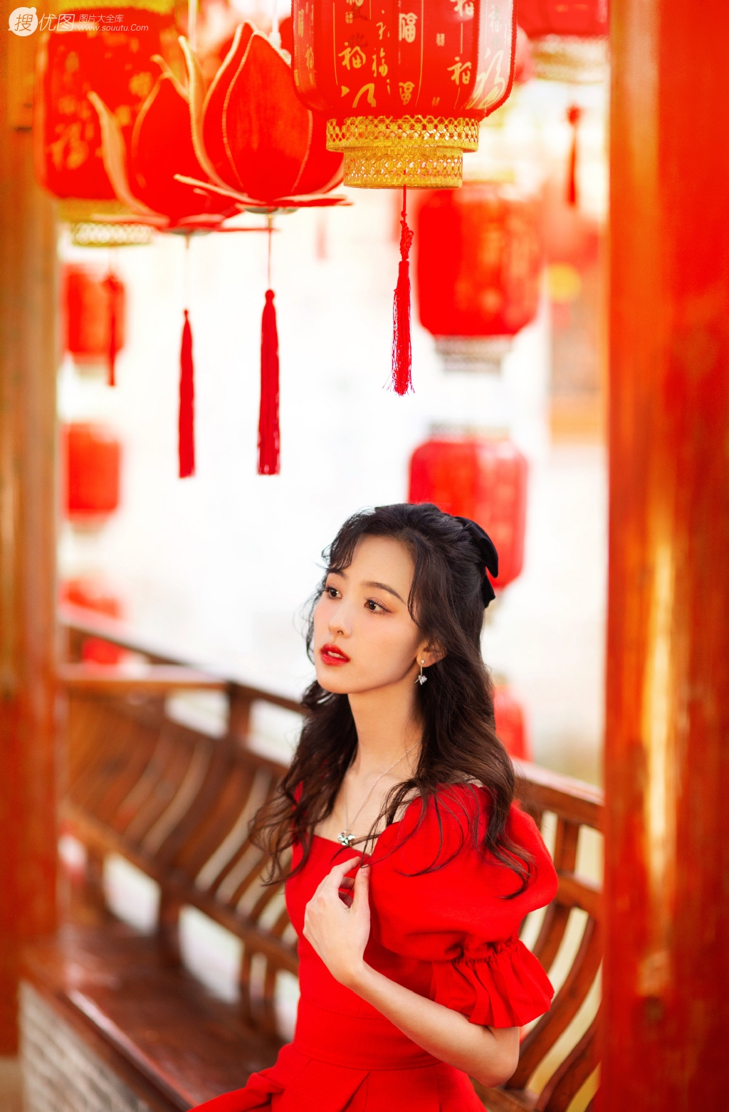 陈都灵超美红衣长裙参加节目舞台写真，身材婀娜，楚楚动人
