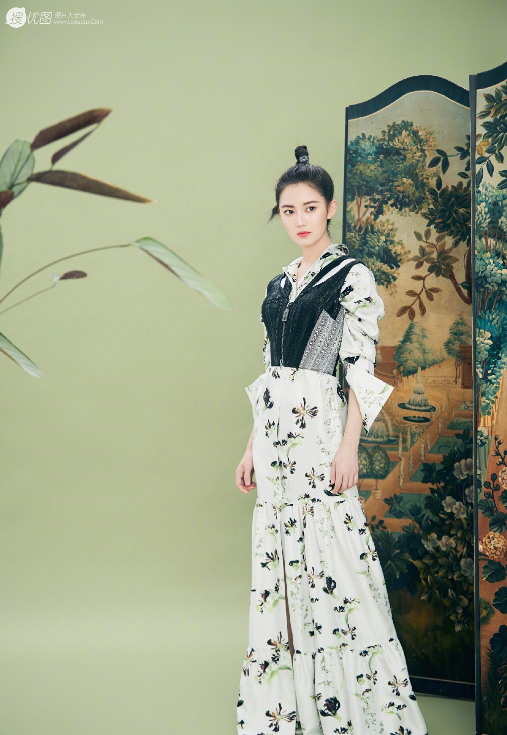 陈钰琪身穿现代感的服饰与古典背景交融，独特羊角辫造型极具个性
