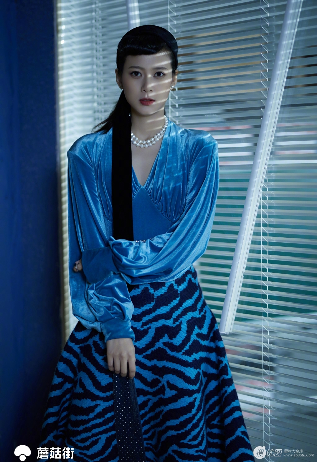 赵昭仪复古造型优雅，着蓝色系上衣长裙，宛如昔日时尚名媛