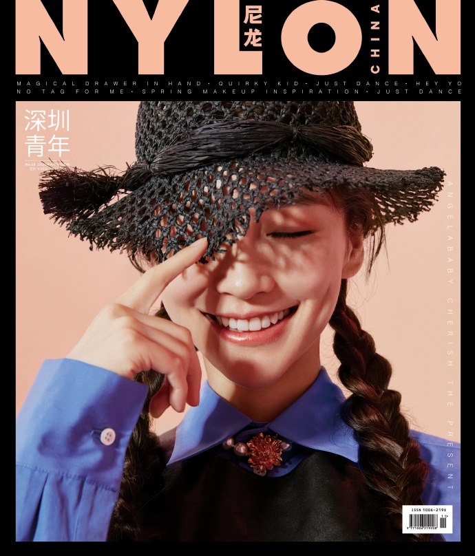 Angelababy双麻花辫造型杂志封面图片 笑容甜腻暖照人心