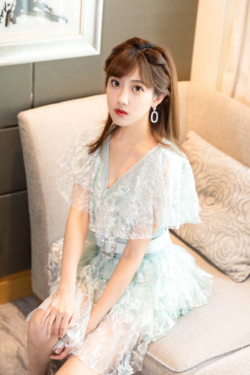 美女歌手李艺彤清新夏日蕾丝连衣短裙沙发写真