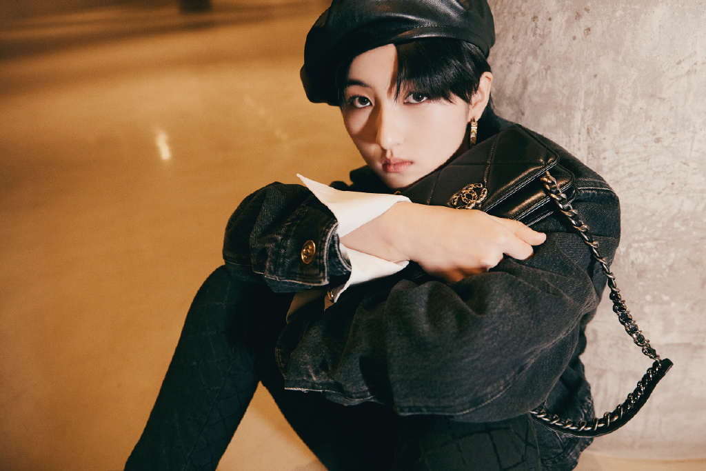 张子枫假小子短发造型“帅气”写真，黑色贝雷帽加牛仔衣紧身裤，又酷又潮